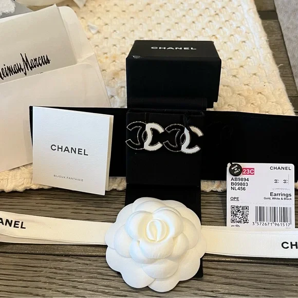 ❌SOLD❌CHANEL 23C Black & White XLarge CC logo stud earrings NEW w/TAGS & RECEIPT - Picture 3 of 13